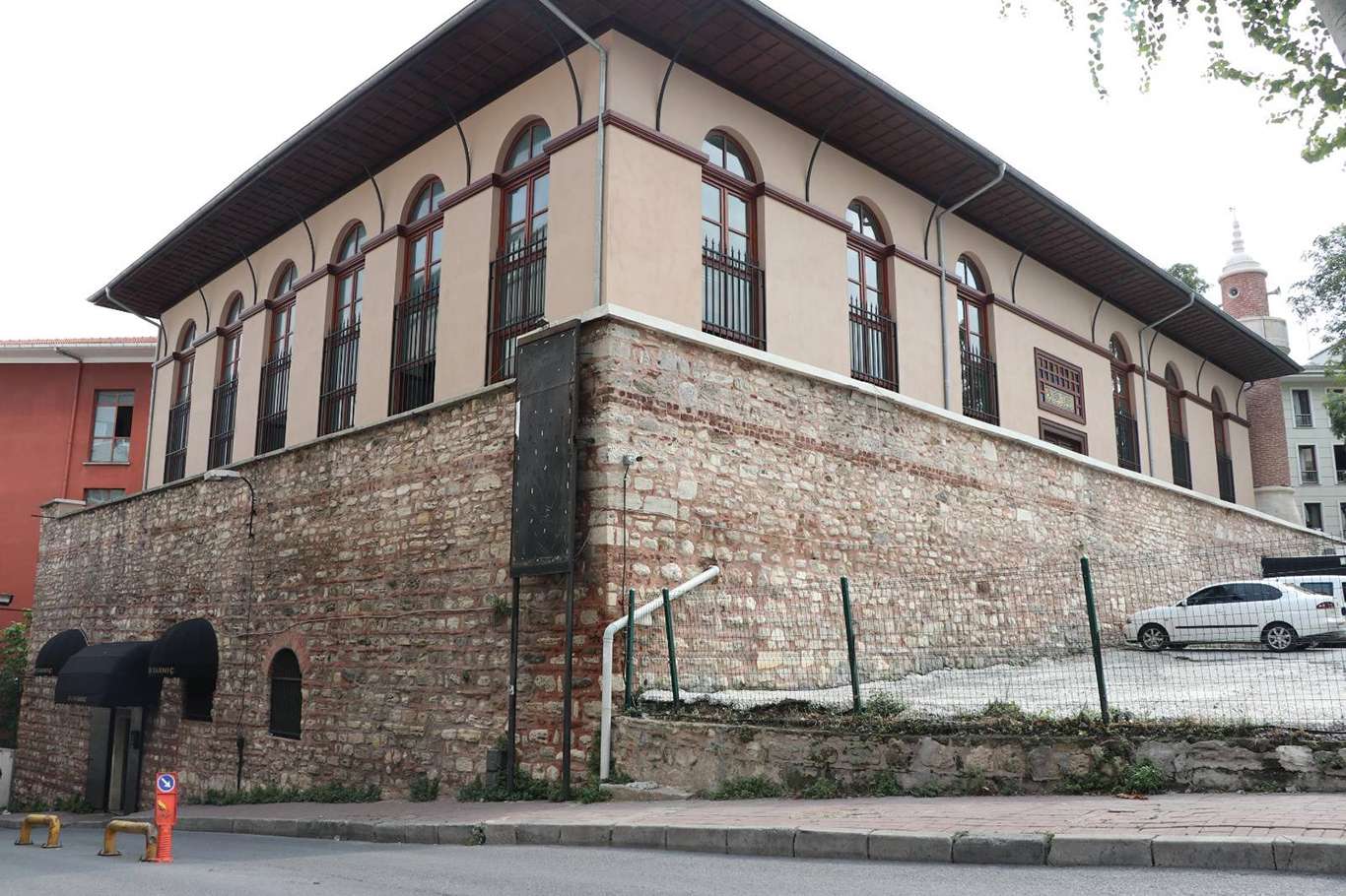Üst katı cami olan tarihi sarnıçta çalgılı düğünlerin yapılmasına tepki Üst katı cami olan tarihi sarnıçta çalgılı düğünlerin yapılmasına tepki